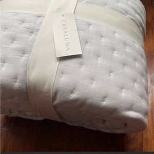 Casaluna Cashmere Blend Quilt/Queen /Full - Light gray